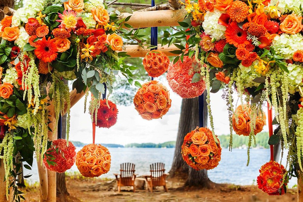 Оранжевая свадьба у воды